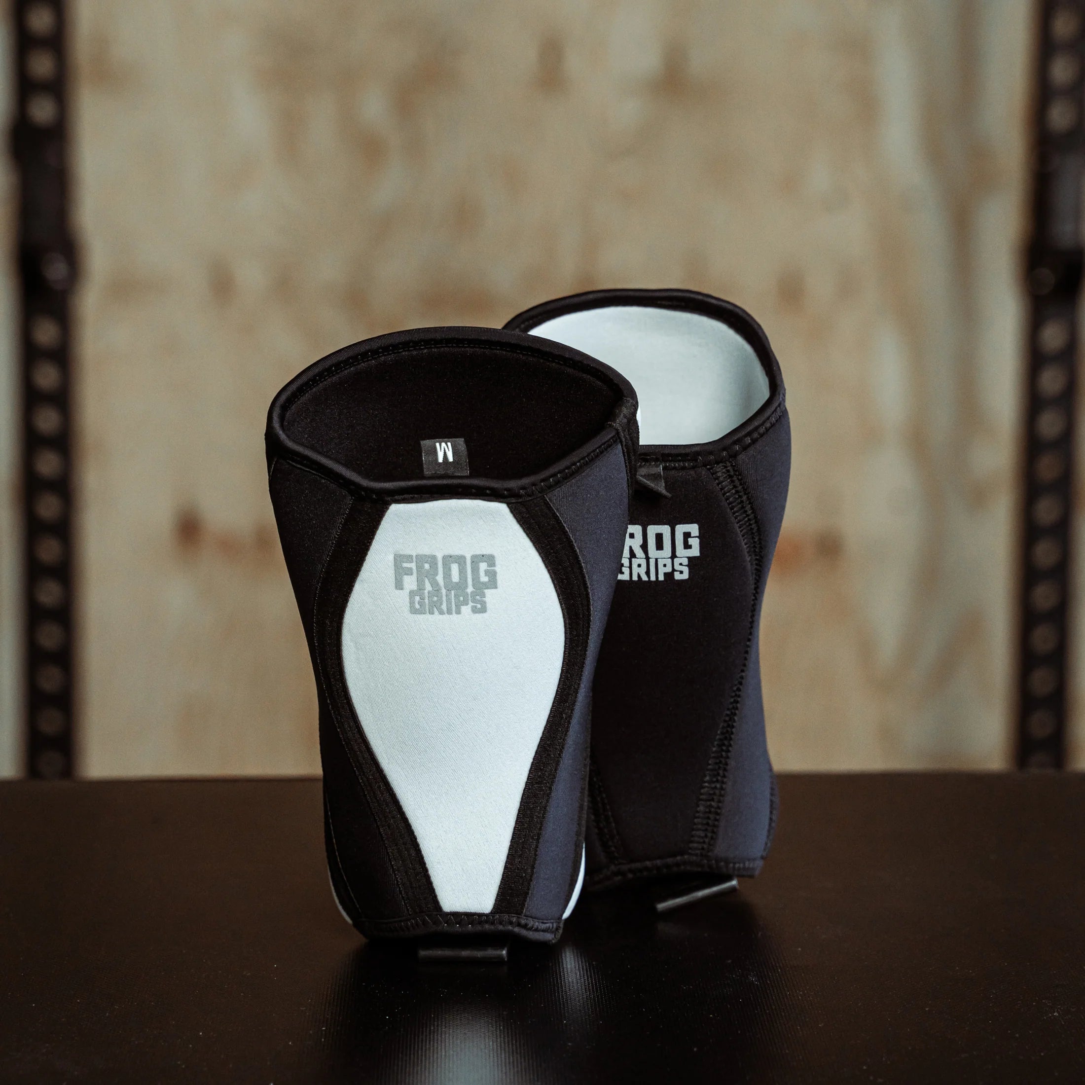 Frog Grips Reversible Knee Sleeves - Medium - Black/White