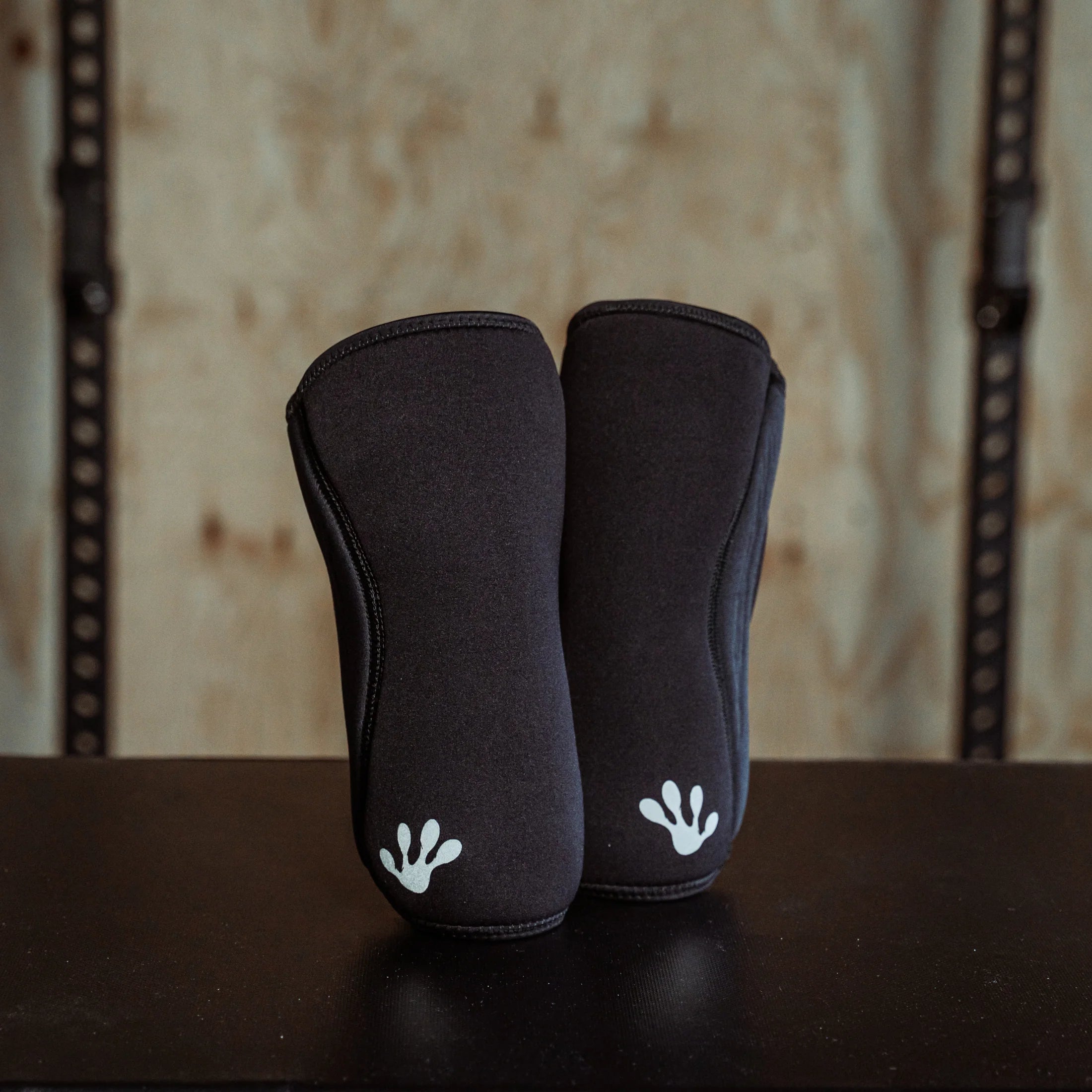 Frog Grips Reversible Knee Sleeves - Large - Black/White